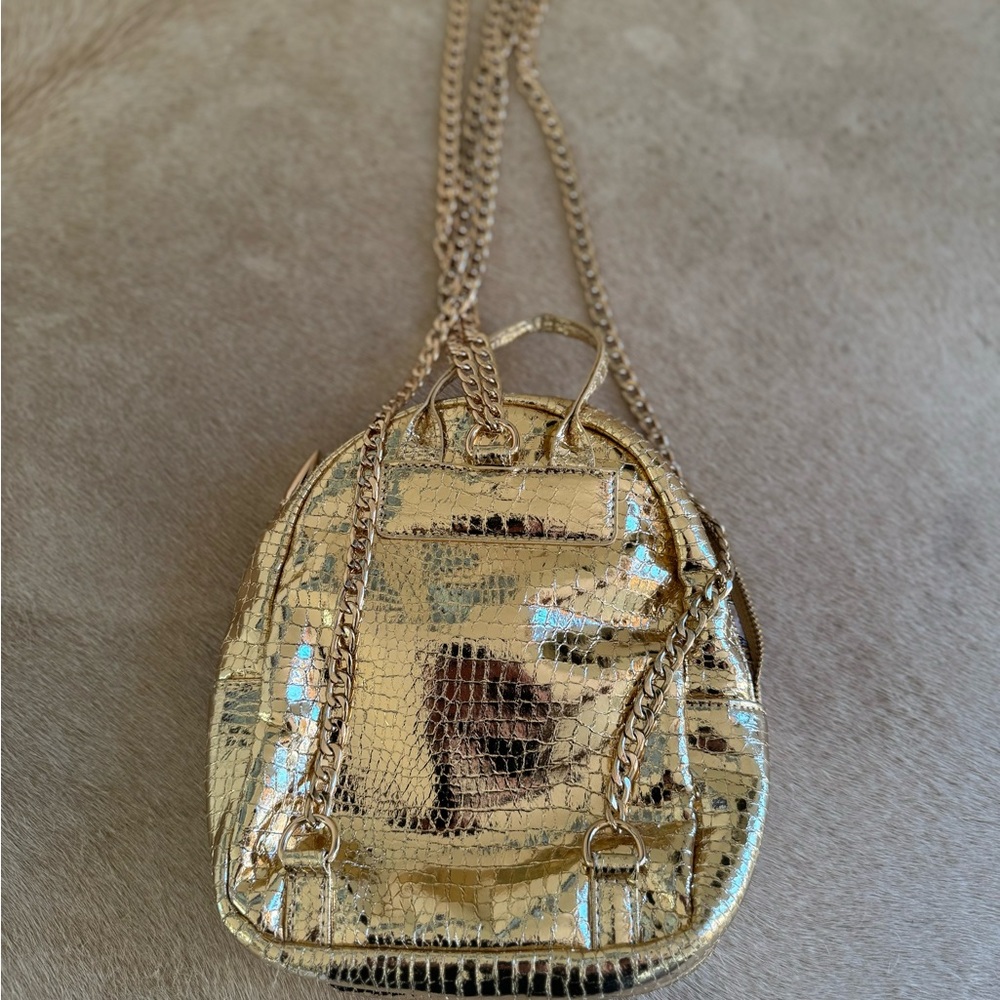 Molten metals gold trend- Laurel Dewitt gold bag/backpack/metal - Picture 9 of 14